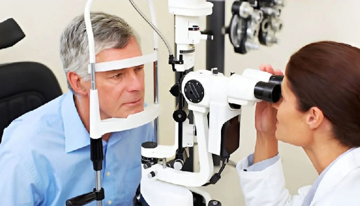 Ophthalmologist