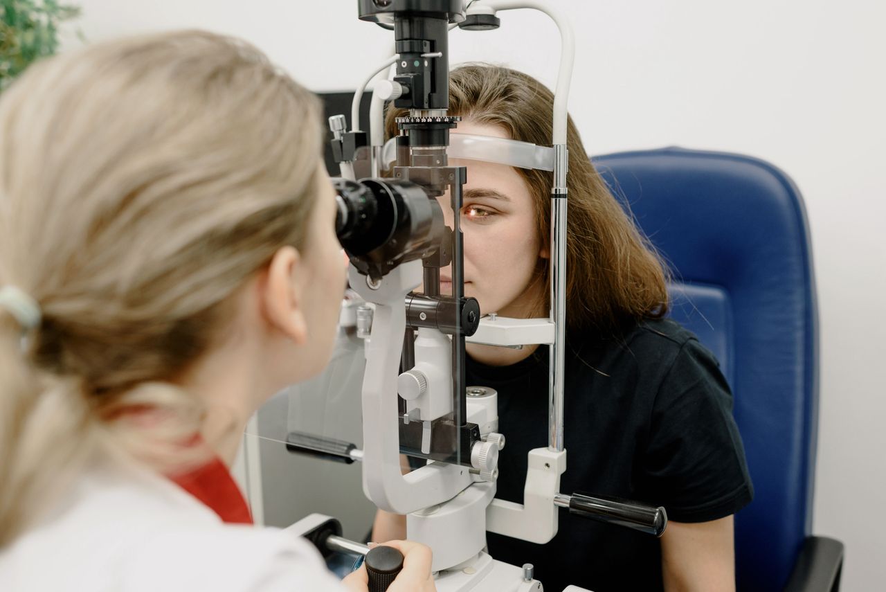 Augenaerztin untersucht die Sehkraft einer Patientin