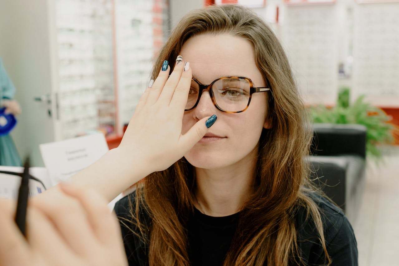 Augenoptiker haelt eine Kontaktlinse