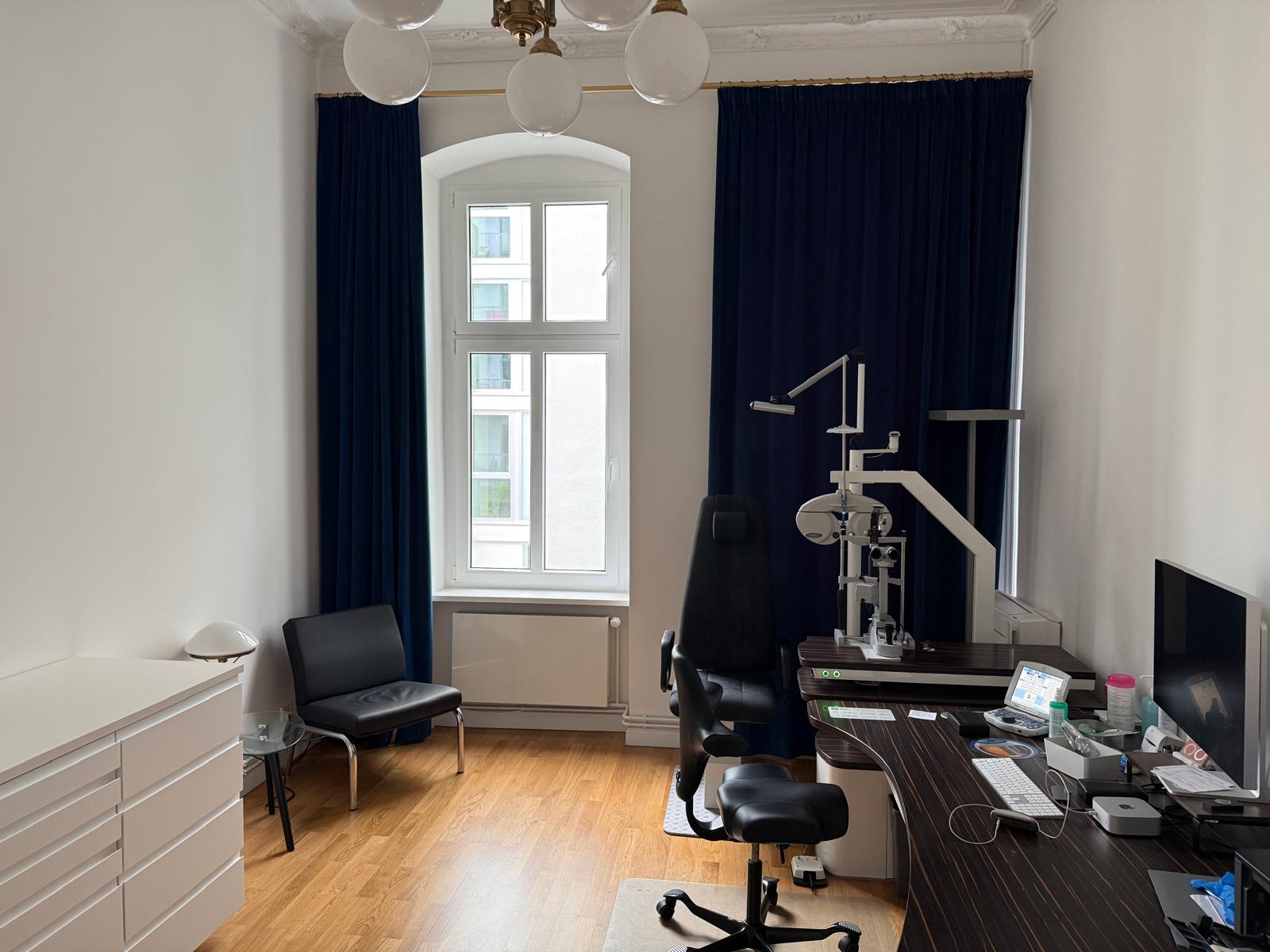 Sprechzimmer der Trockene-Augen-Klinik in Berlin mit Spaltlampe