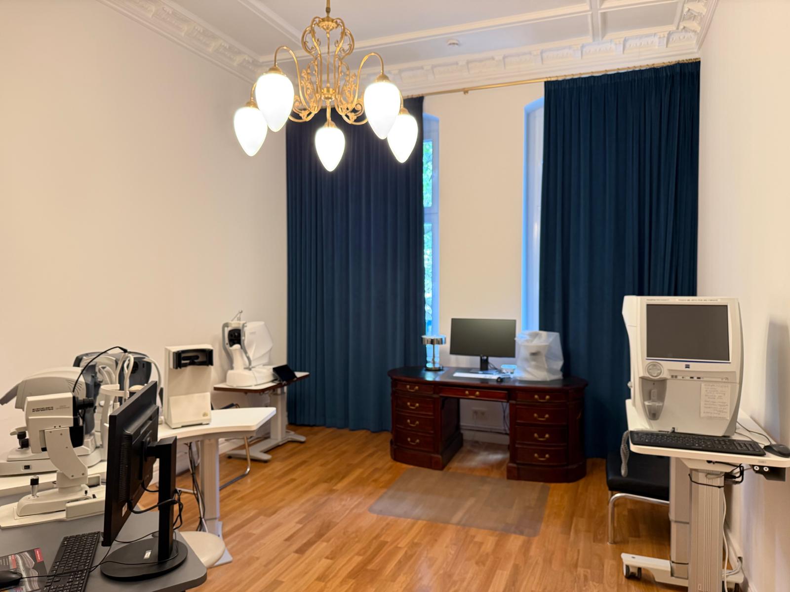 Diagnostikraum der Trockene-Augen-Klinik in Berlin mit Geräten zur Tränenfilmanalyse und Meibografie