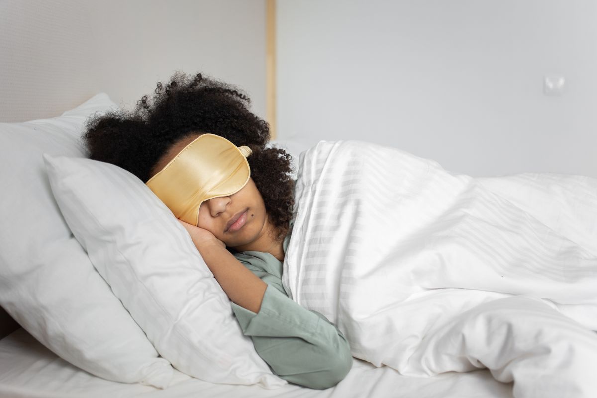 Person schl&auml;ft im Bett