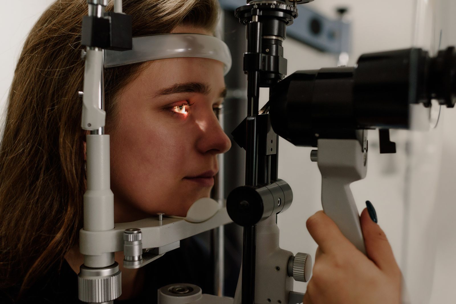 Exploración con lámpara de hendidura de la superficie ocular en una consulta de ojo seco