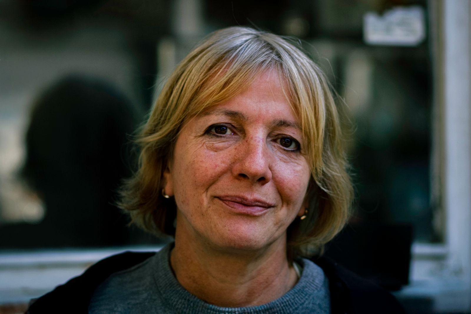 Mujer de unos cincuenta años con luz natural