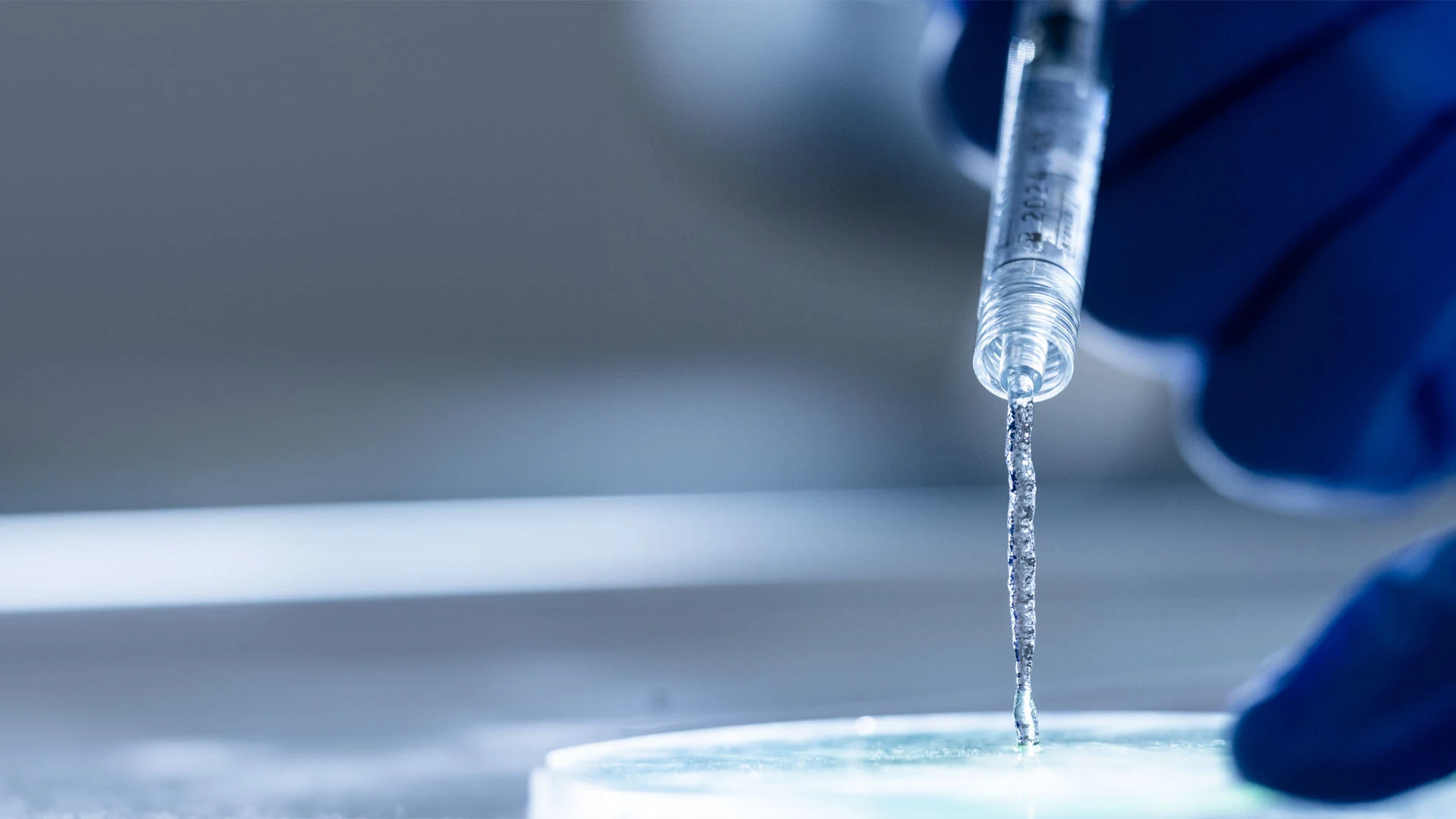 Klares Lacrifill-Gel tritt als feiner Strang aus der Spitze der Fertigspritze aus